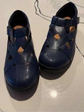 Women’s Comfortview Cailyn Flat Navy Blue Closed-Toe Sandal Shoes. Size 9W